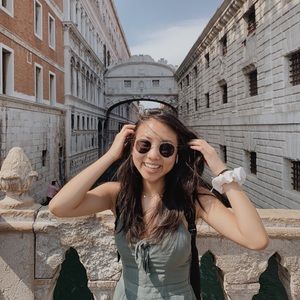 Meet your Posher, Charis